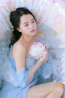 某女主播竟直播洗澡